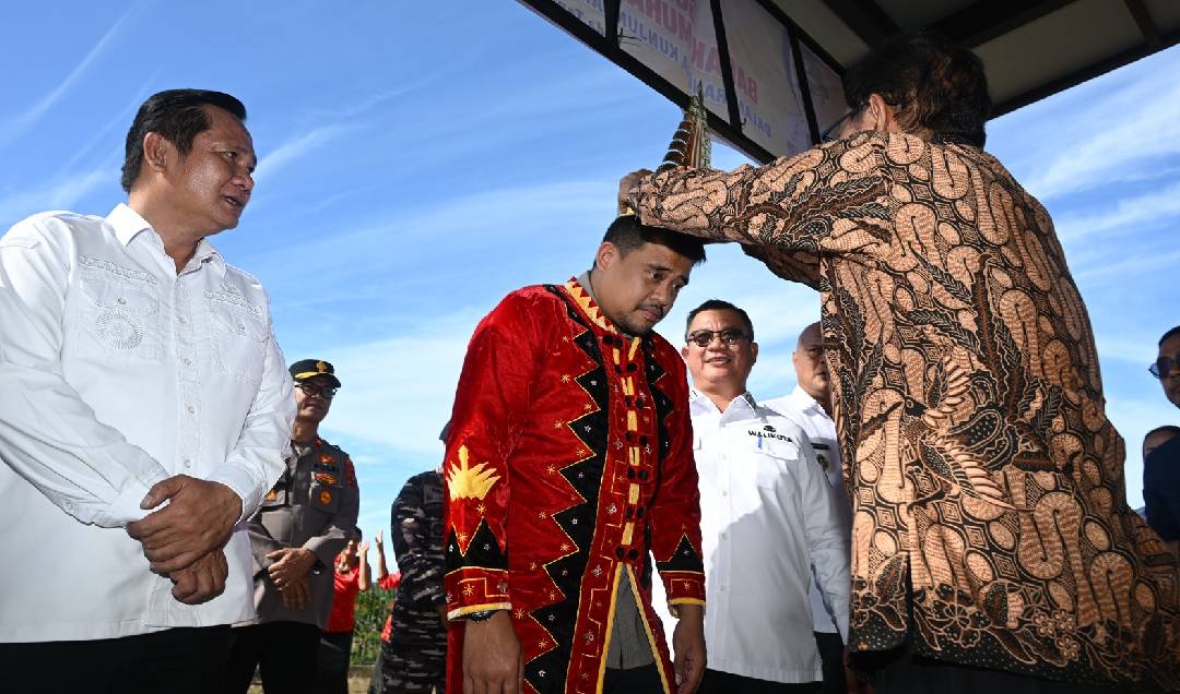 Disambut Hangat Warga di Bandara Binaka, Bobby Nasution Awali Agenda Berkantor di Kepulauan Nias