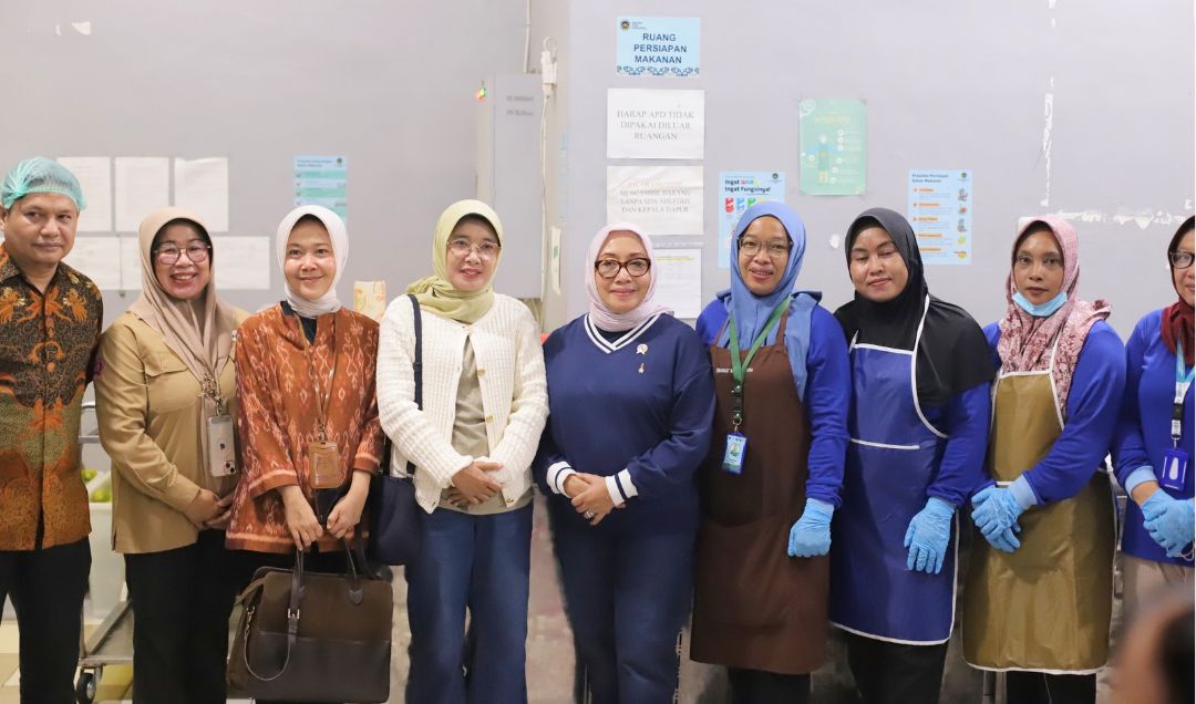 Kadis DP3AKB PROVSU Memdampingi Menteri PPPA RI Tinjau Dapur (SPPG) di Kawasan Medan Selayang, Sumatera utara